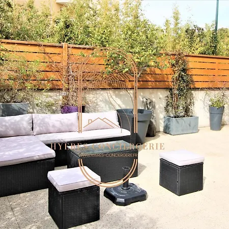 Hyeres-centre T3 Renove Rez De Jardin -parking/wifi/clim Salon
